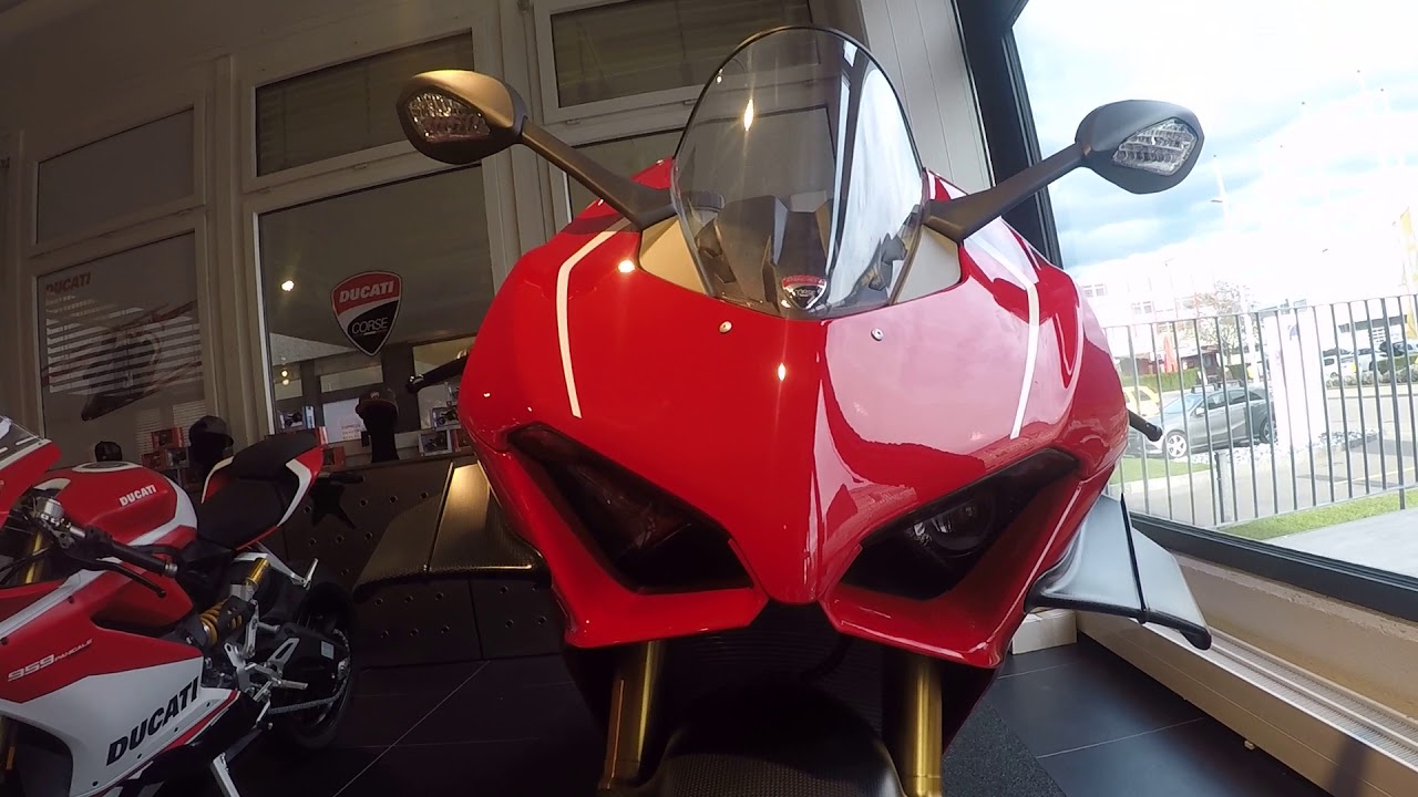 Ducati Panigale V4R versus V4S comparison