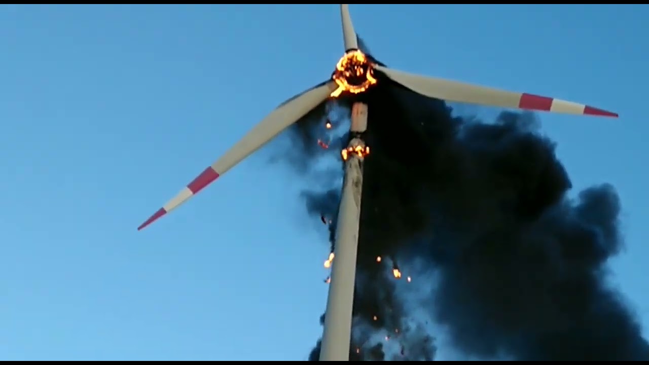 Dichter Qualm: Windrad pl&ouml;tzlich in Flammen &mdash; Kittsee, Burgenland