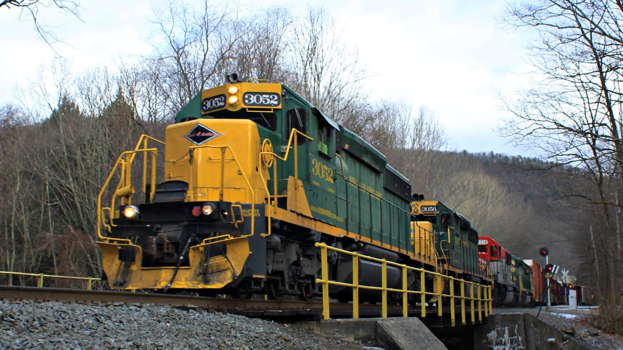 Screaming EMD's on the Reading & Northern Fast Freight