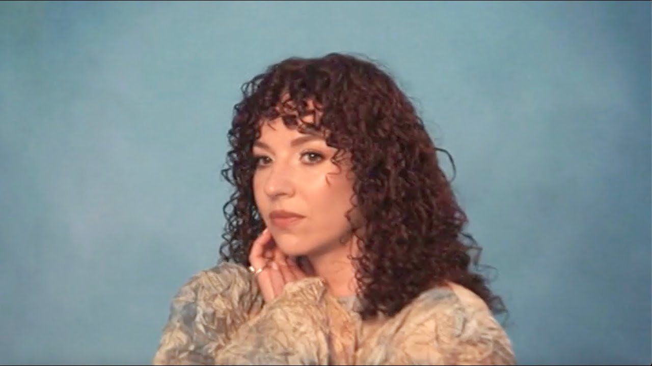 Enchantée Julia - Fleur de peau (Lyrics Video)
