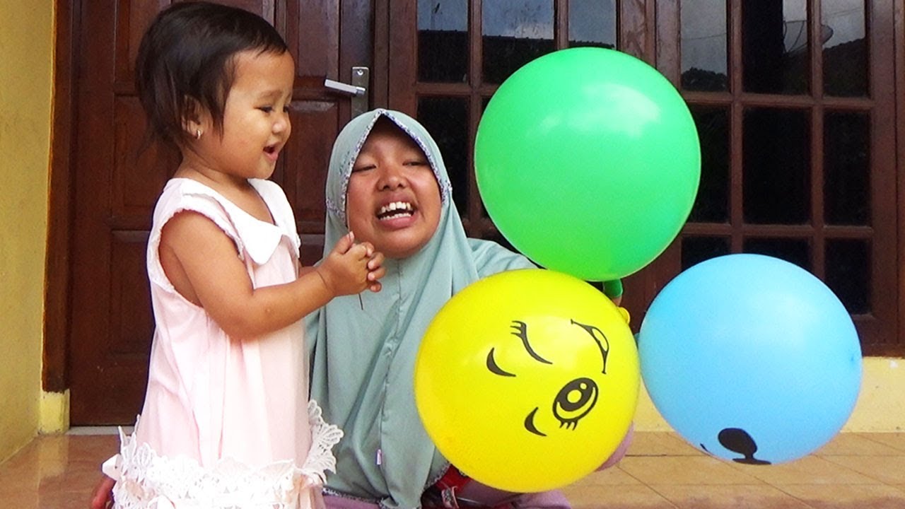 Ekspresi Lucu Afsheena Meletuskan Balon Karakter FINGER FAMILY SONG Belajar Warna Untuk Anak