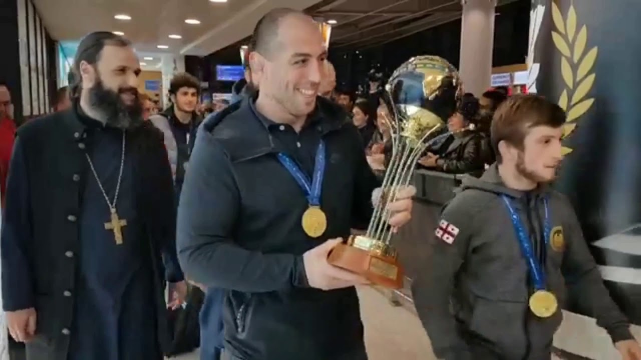ხობში, მსოფლიო ჩემპიონ ნუგზარ წურწუმიას საზეიმო დახვედრა მოუწყვეს