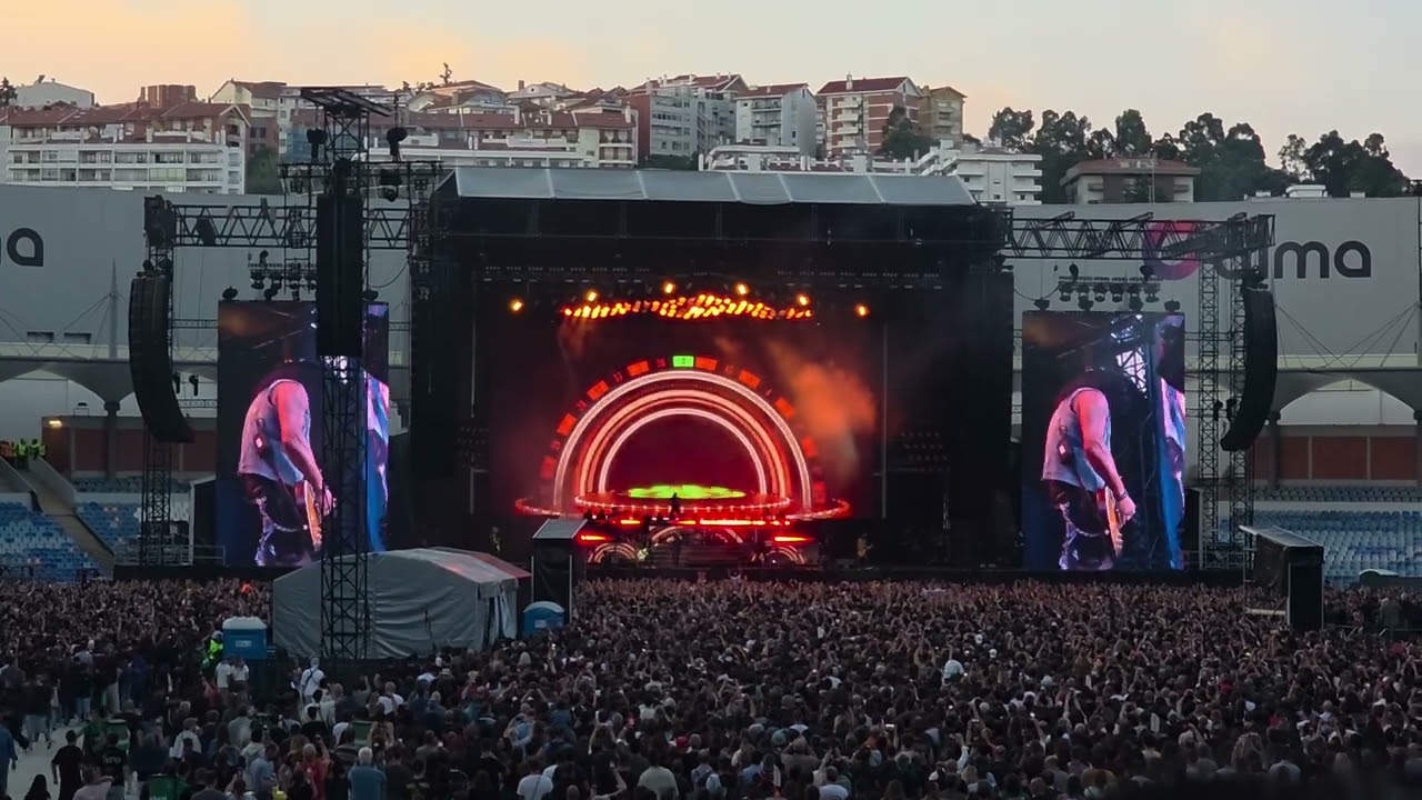 Guns N' Roses - Welcome to the Jungle 4K (Live in Coimbra, Portugal)