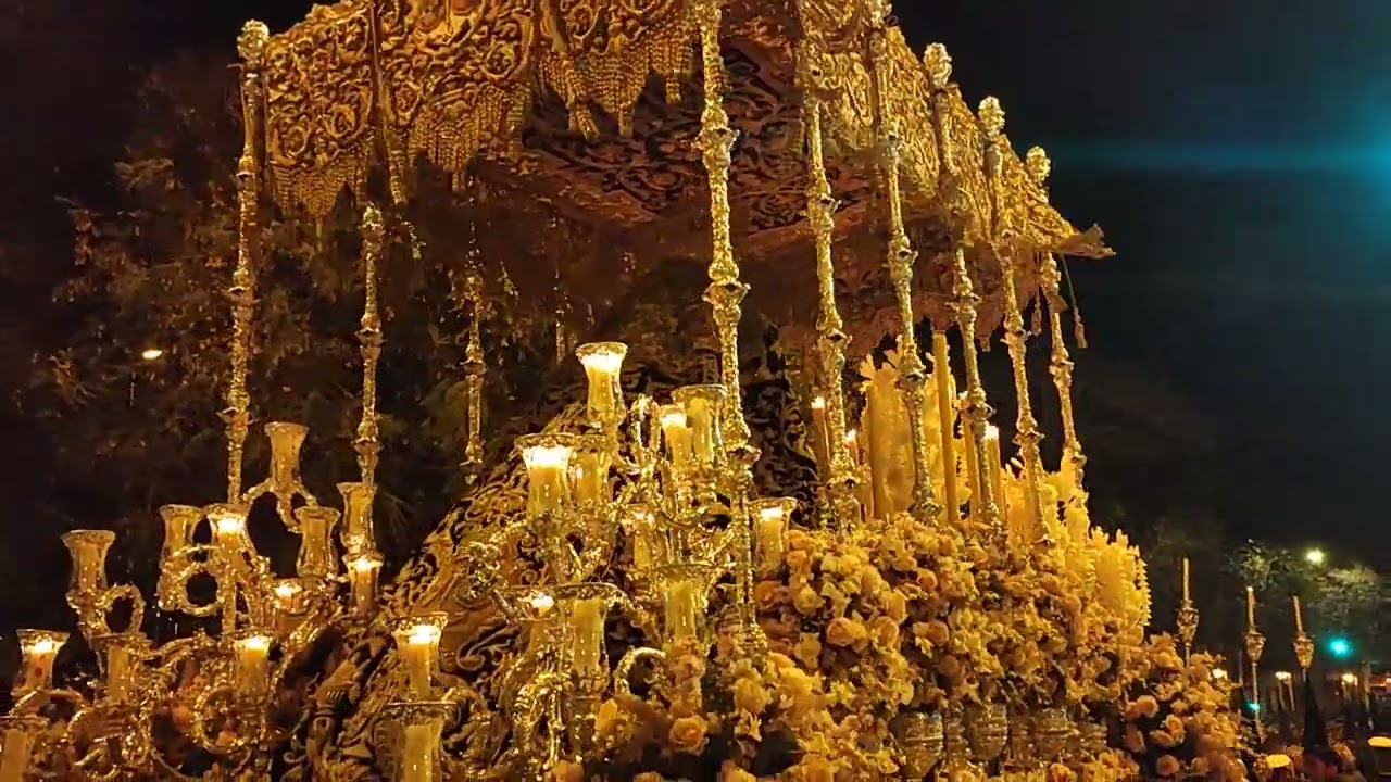 Espectacular paso de la Santísima Esperanza de Triana por su puente.