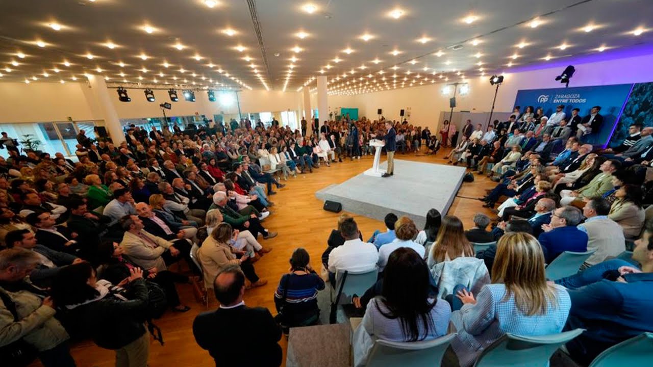 Alberto Núñez Feijóo y Jorge Azcón intervienen en el acto de entrega de carnés a nuevos afiliados.