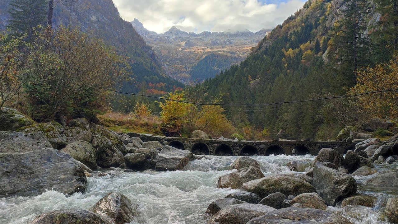 torrente d'acqua che scorre per conciliare il sonno e la meditazione - ASMR