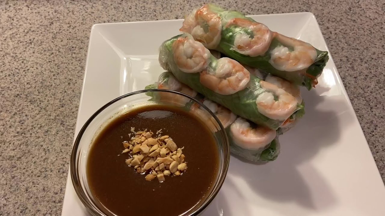 Fresh spring roll with peanut sauce