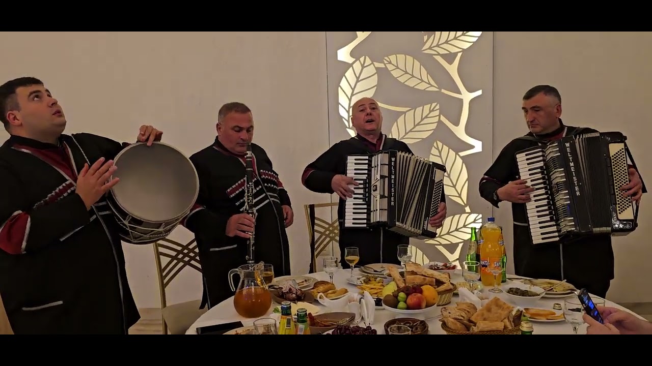 ის პირველი იავნანა აშუღების შესრულებით