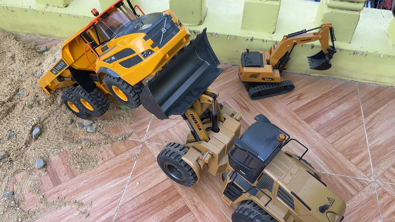 RC Construction Rescue Mission! Huina Wheel Loader Saves a Stuck Volvo Dump Truck 🚛💪