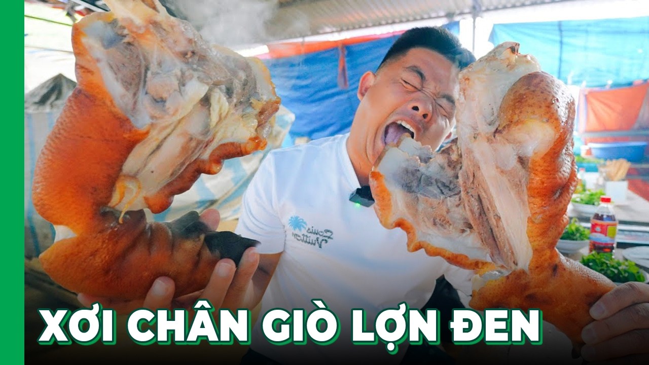 Hải SAPA TV cắn ngập mồm CH&Acirc;N GI&Ograve; LỢN ĐEN n&oacute;ng hổi tại chợ phi&ecirc;n L&ugrave;ng Ph&igrave;nh - Chợ phi&ecirc;n T&acirc;y Bắc