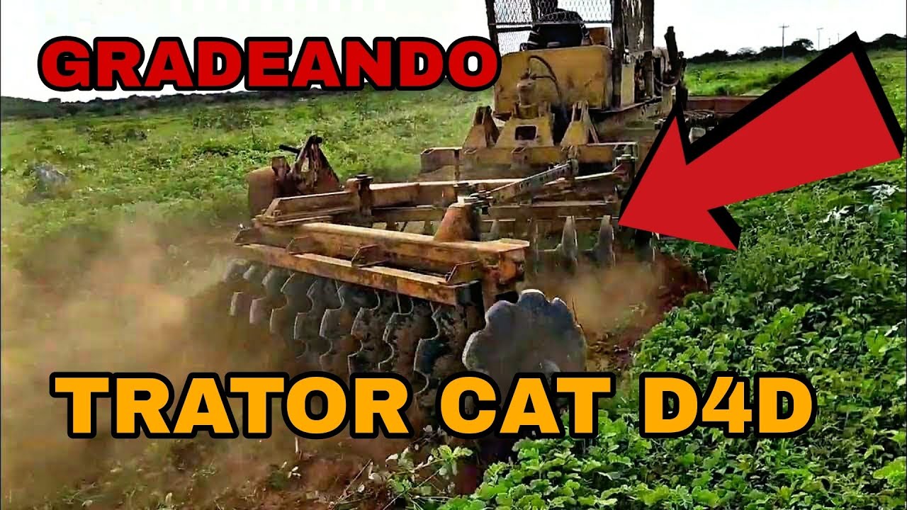 Trator de esteira Caterpillar D4D gradeando com a grade aradora 20x28