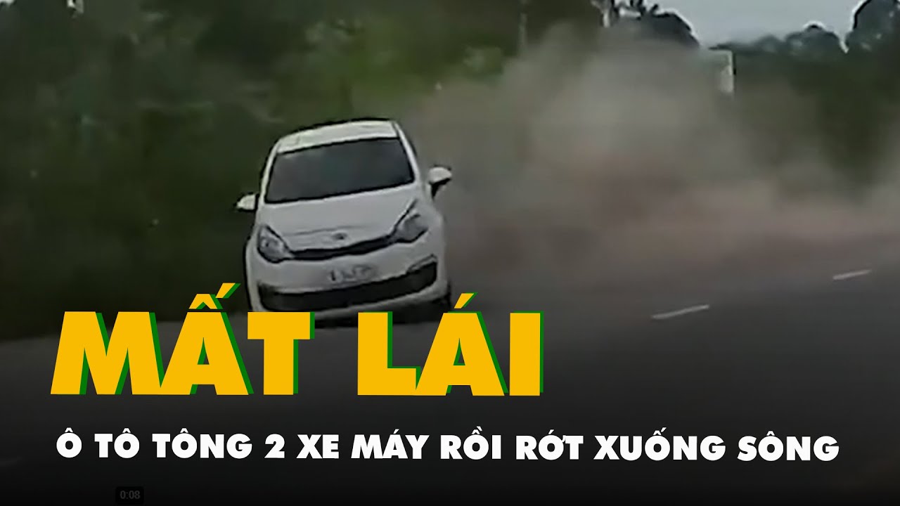 Camera ghi khoảnh khắc ô tô mất lái tông hai xe máy rồi rớt xuống sông