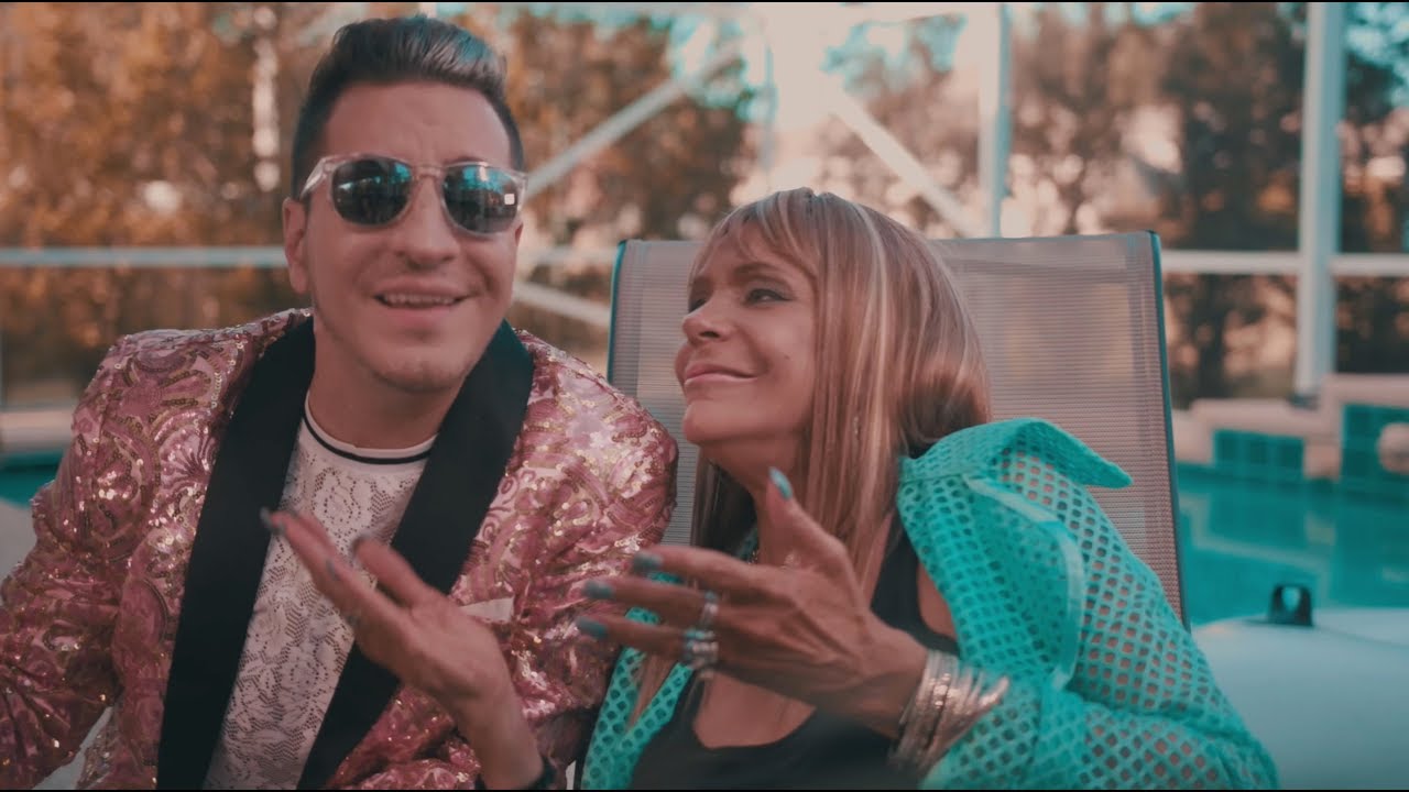 Говард и Робин отреагировали на музыкальное видео Tan Mom на песню &laquo;Free 2 Be Me&raquo;.