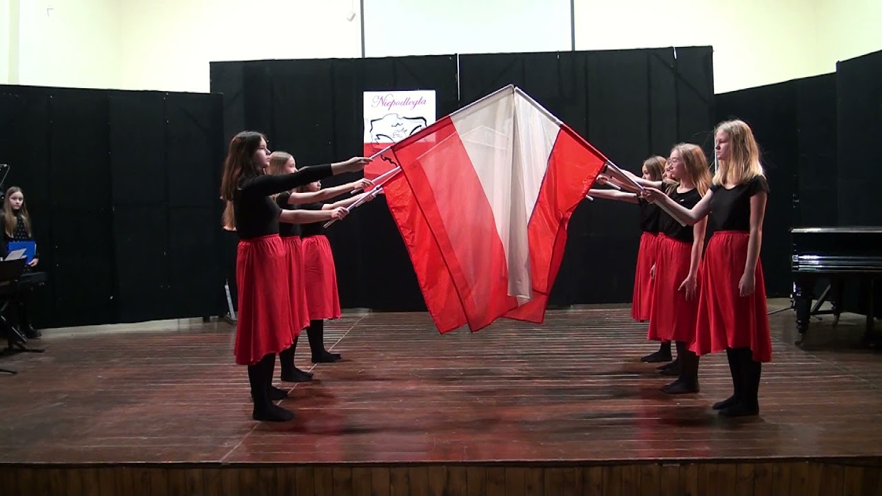 Taniec z flagami w wykonaniu uczennic kl. VII 