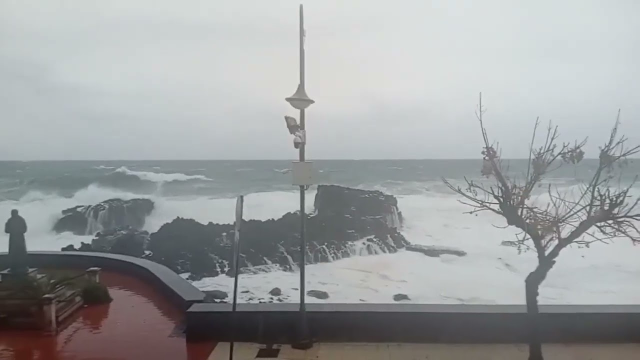 Maltempo Sicilia, la super-mareggiata dello Jonio a Stazzo (Catania)