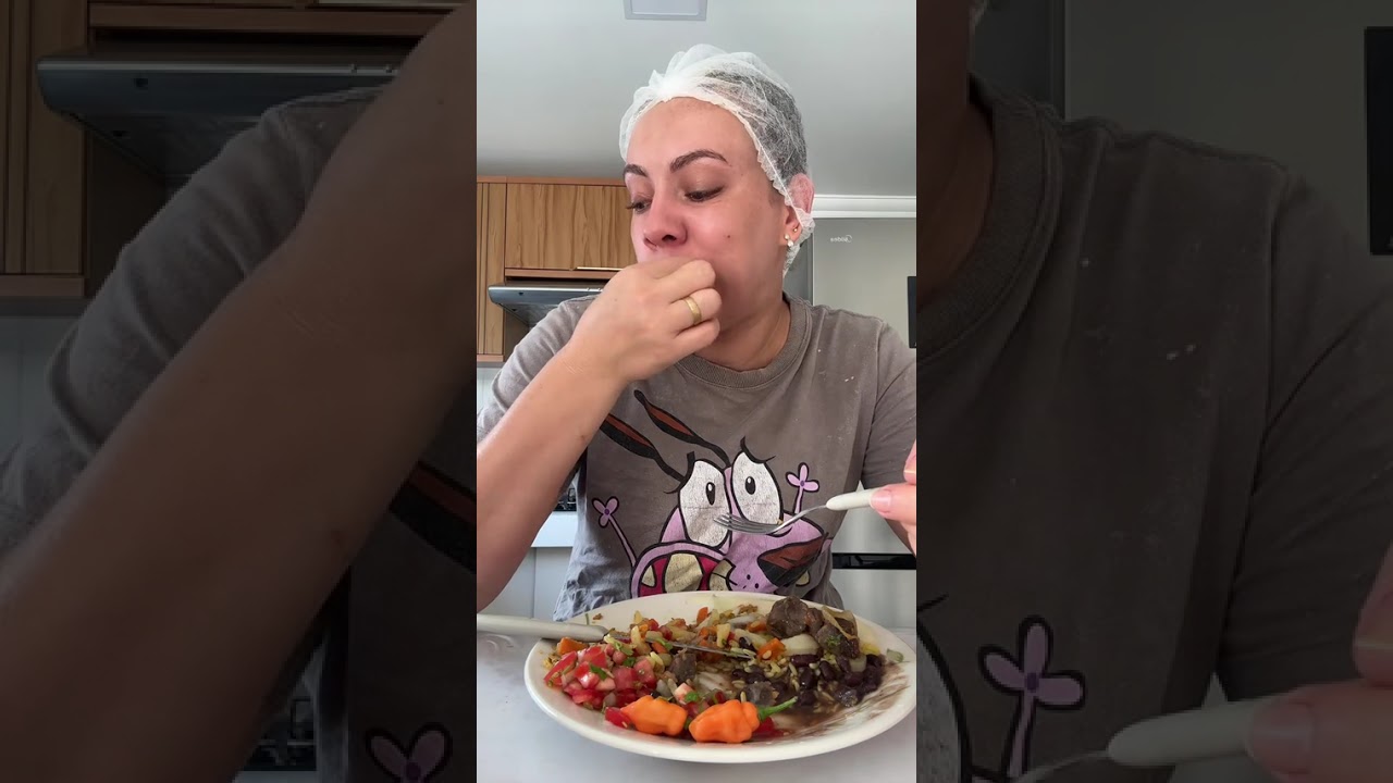 Olha só o que teve de almoço, arroz, feijão, carne e aquele purê delicioso no padrão Ju.
