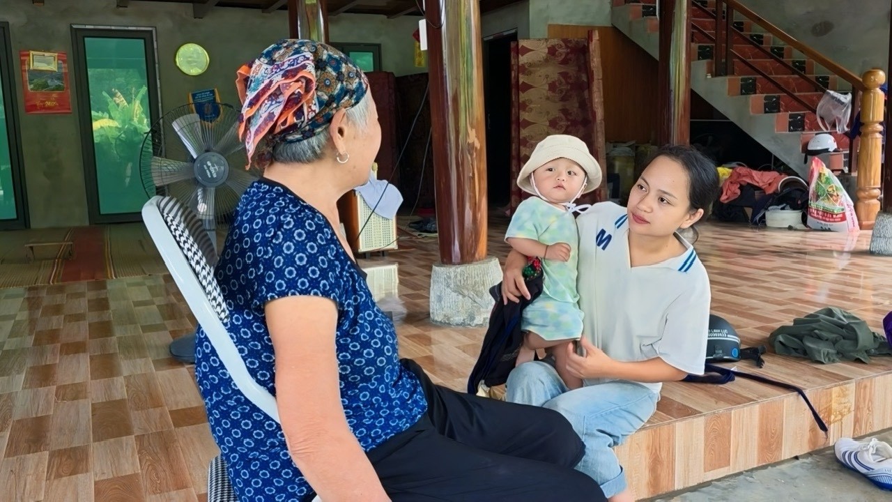 The elderly landlady is very fond of Chinh and her child