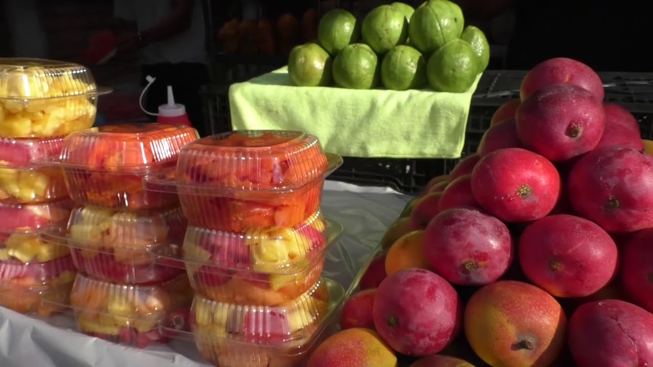 JOVEN EMPRENDEDOR SE GANA LA VIDA CON LA VENTA DE FRUTAS