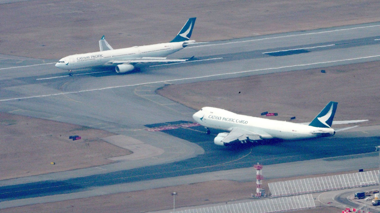 Наблюдение за самолетами в аэропорту Гонконга в 2026 году с участием диспетчеров воздушного движе...