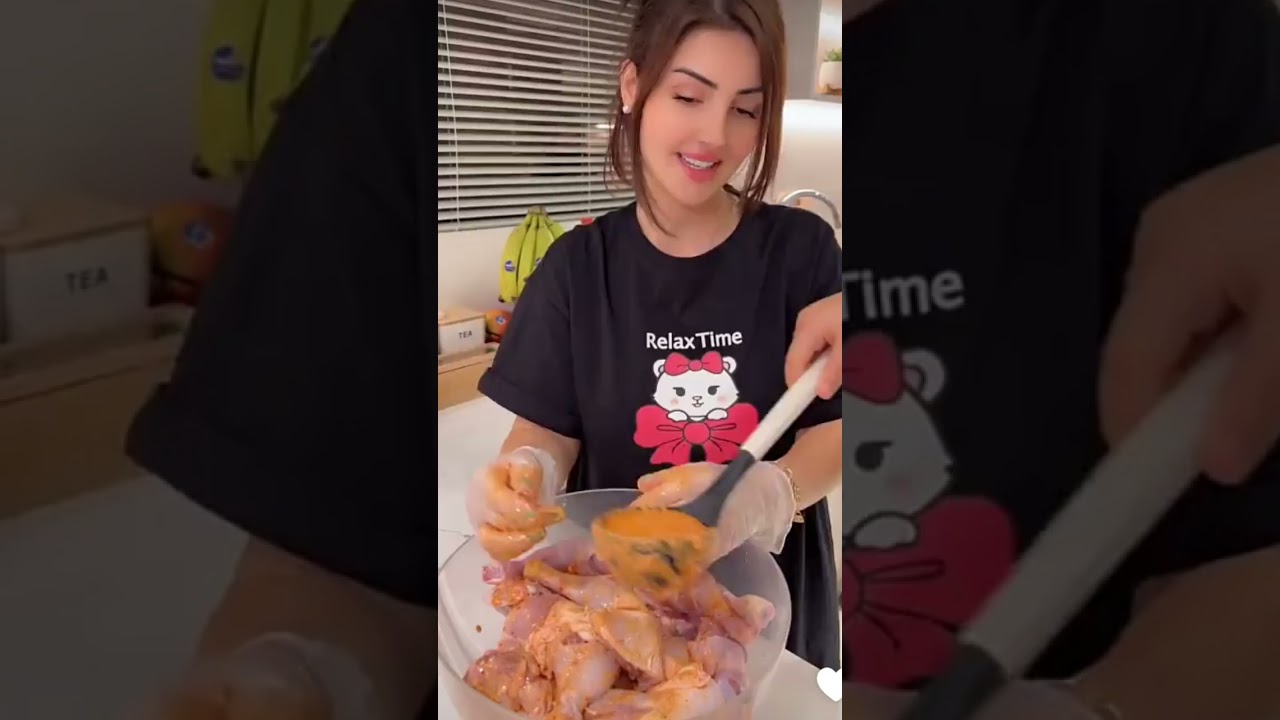 أنا وعصام ونور أعددنا معًا طبقًا من اللحم والبطاطا ☺️ ونستمتع به 😋