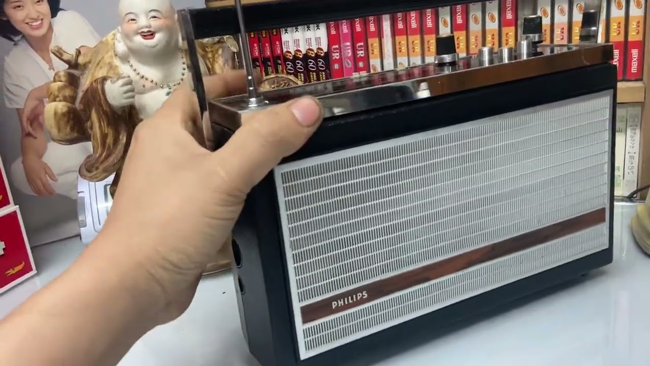 Đài Radio Philip sx 1968 còn xuất sắc. Vỏ bọc da. Chạy 6pin đại. Giá 1tr9 lh 0972726614