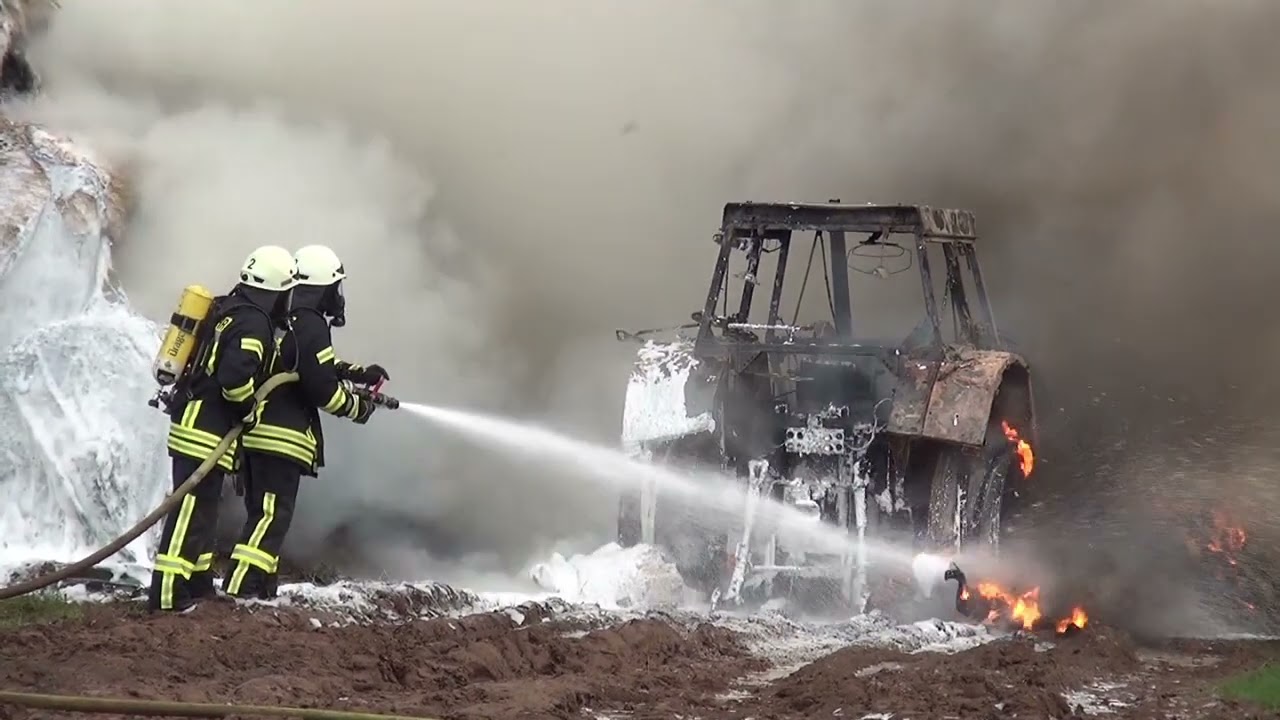 Großbrand in Nonnweiler- Sitzerath: 300 Rundballen & Traktor in Vollbrand