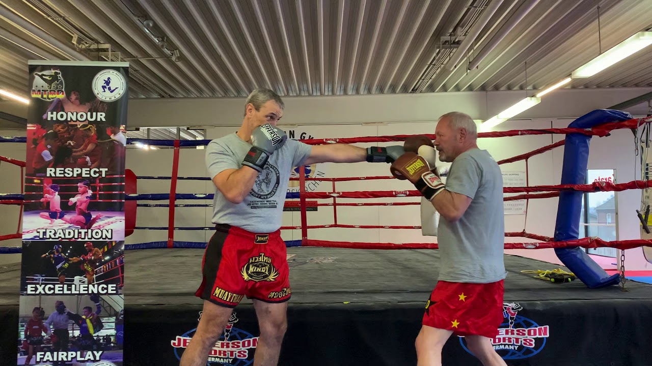 Fausttechniken, Ausweichmanöver und Kontertechniken im Muay Thaiboxen
