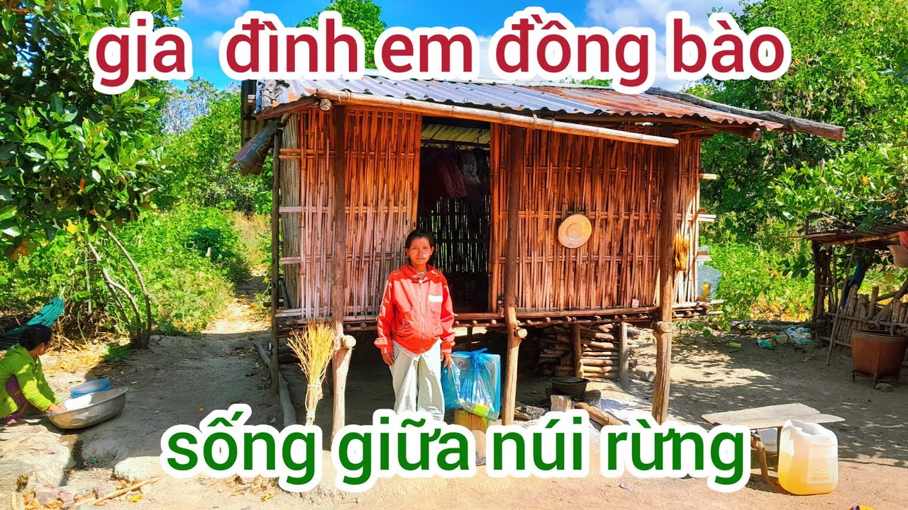 Gia đình em đồng nghèo sống gữa núi rừng