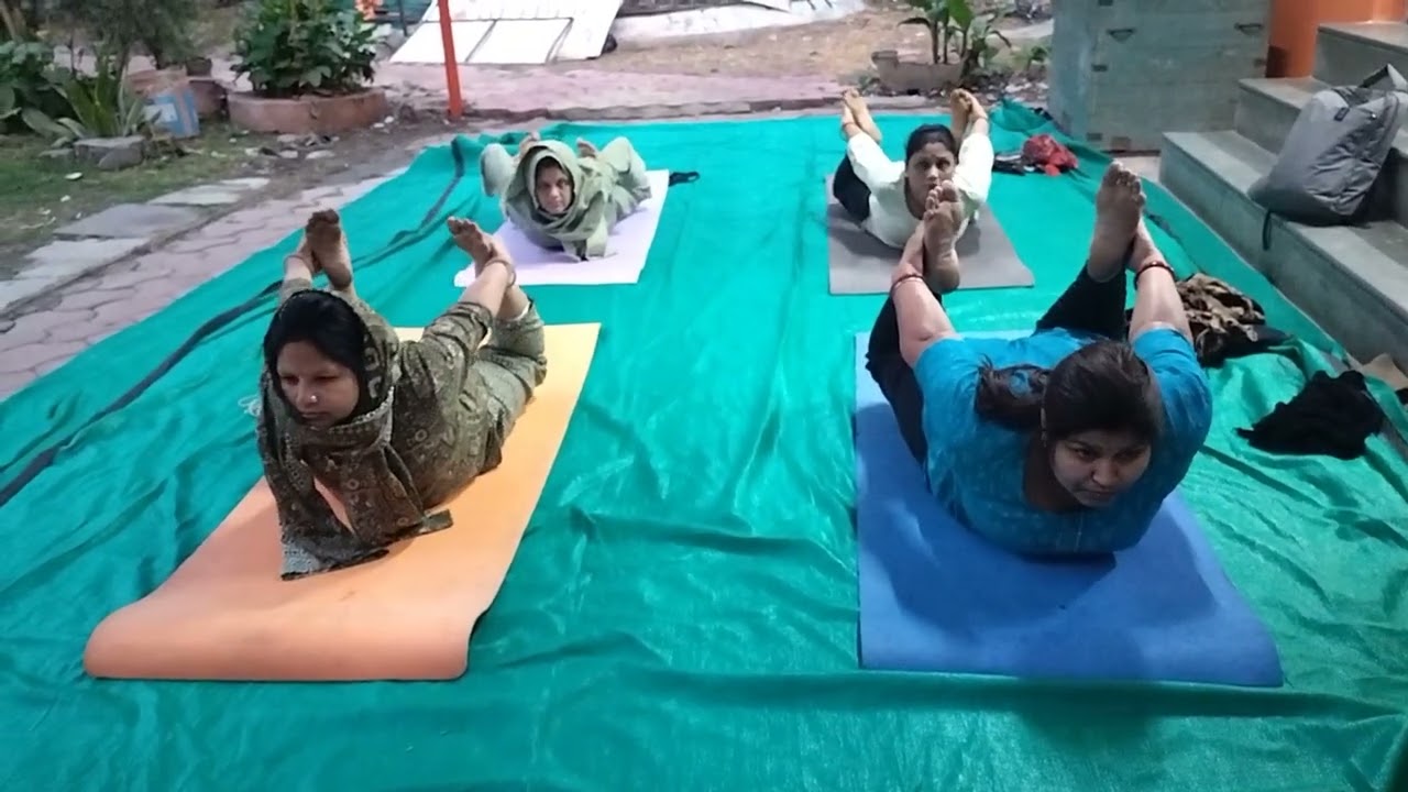 धनुरासन का अभ्यास 