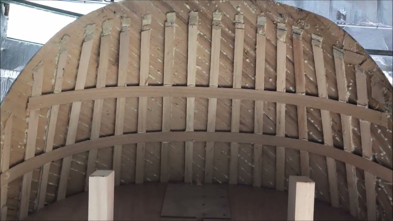 Structure interne d'un moule de verrière réalisée en bois moulé.