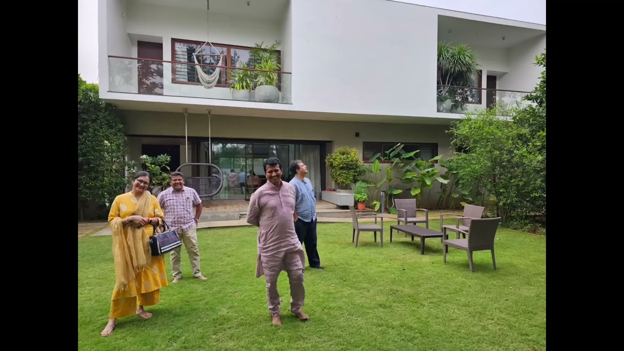 Thanks for havingbus at your beautiful home . Stay blessed . 