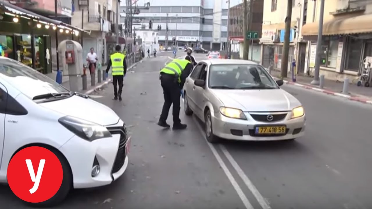 שוטרים בודקים תעודות זהות בכניסה לבני ברק