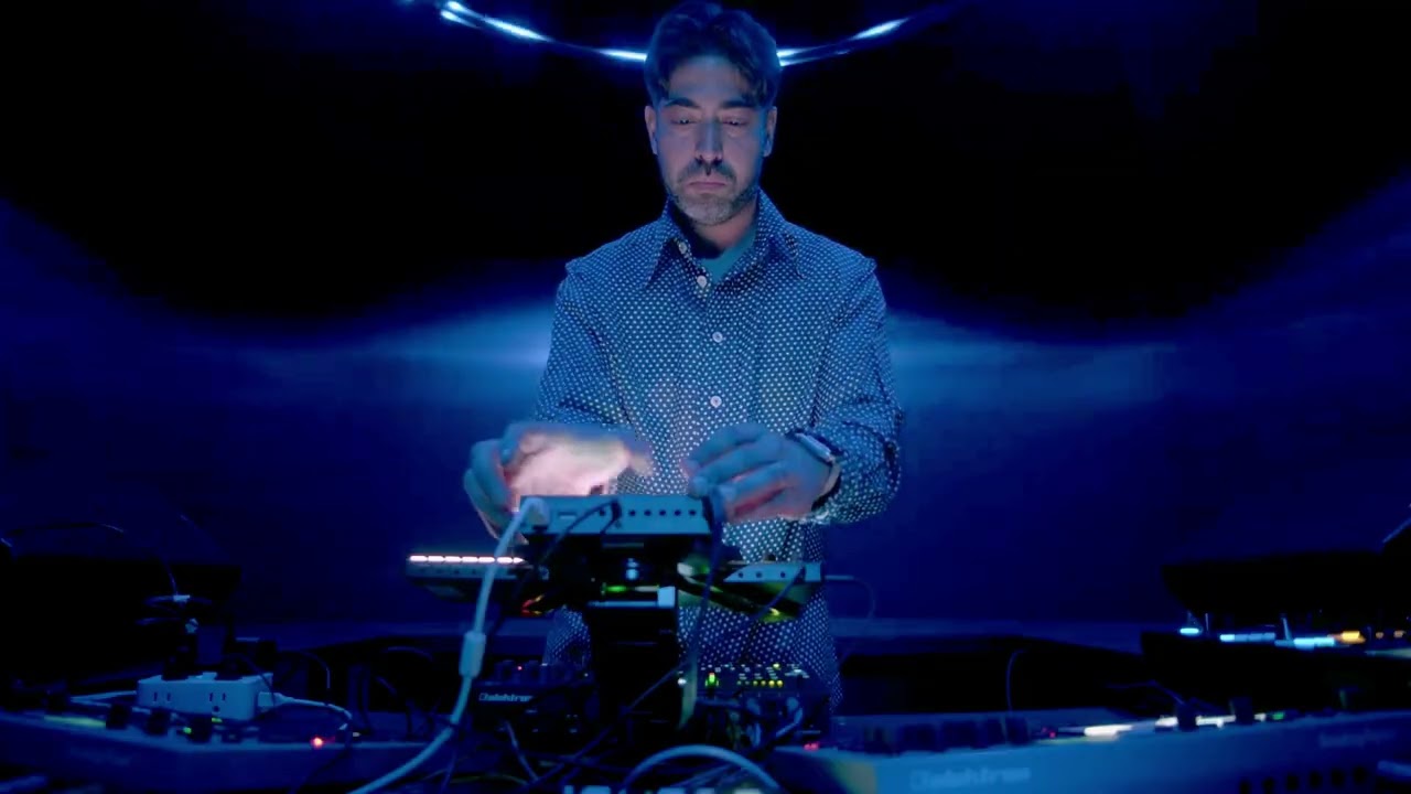 Jose Buzzi &ndash; Center Booth ◎ S2E33