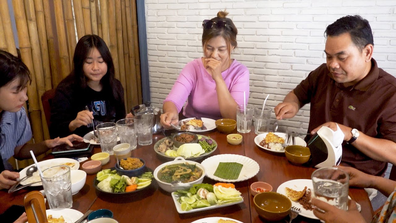 Eating Khmer Food @ Meatophum Restaurant With My Sibling - Yummy Khmer Food