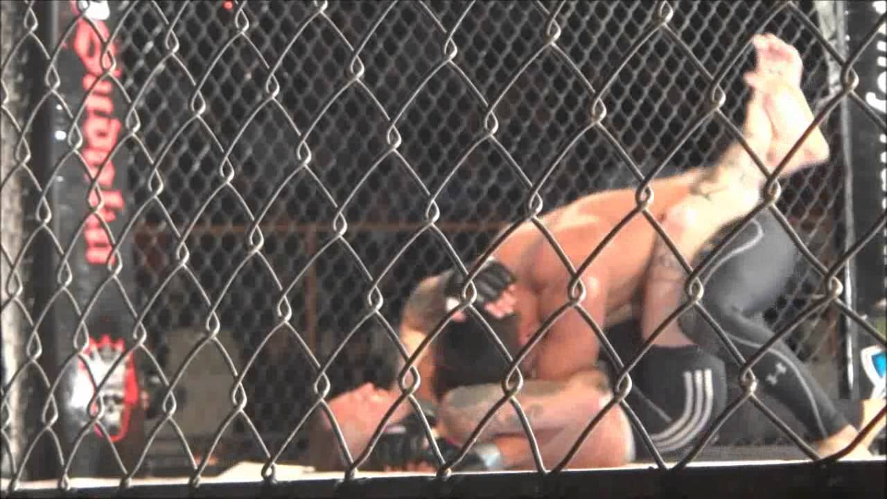 Juan Duenas vs Relampago Lopez en Emma