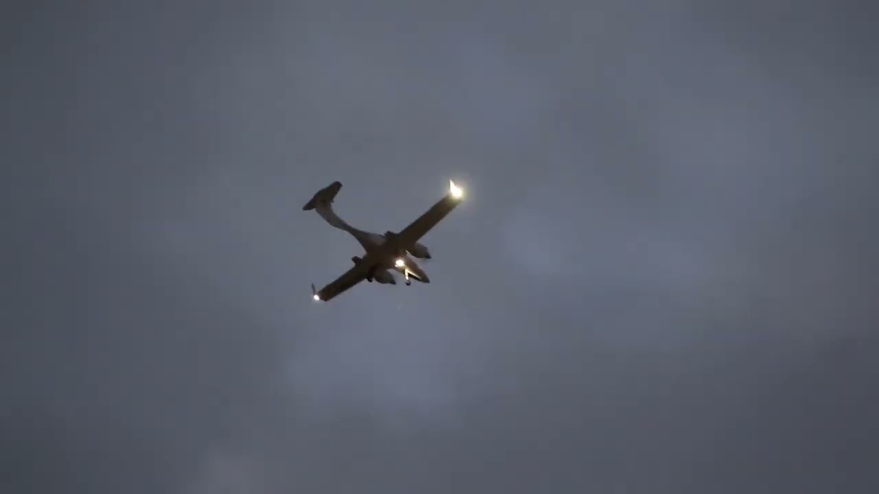 🦇Bats&Planes🛩️ Diamond DA42 Twinstar VH-YBR WTB-OOL RWY32 #deanosaviation25  #planespotting #nature