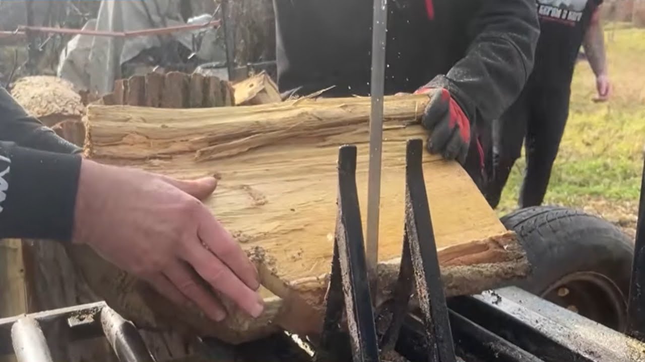 Za njih nema zime! Cepanje drva zimi u kratkim rukavima, posao greje i dušu i telo