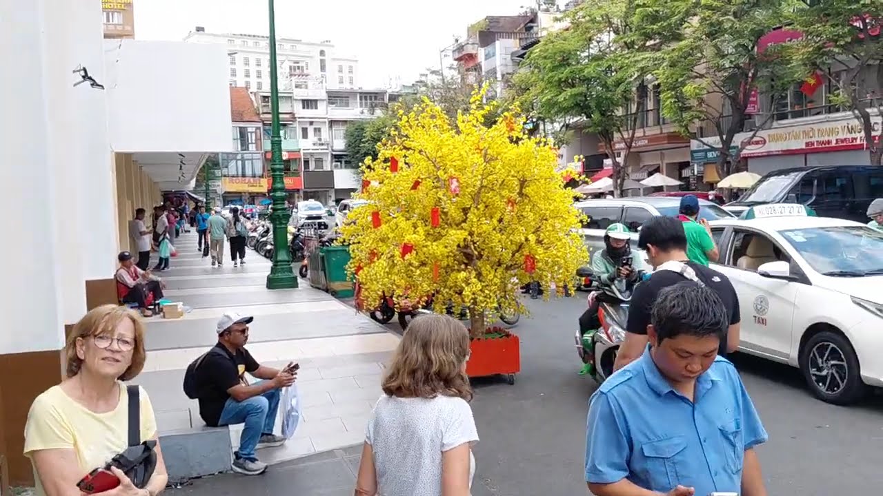 Cuộc Sống Nhộn Nhịp Ở Chợ Bến Thành Qua Góc Nhìn Du Khách Tây