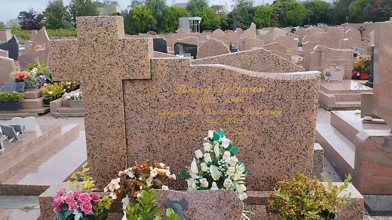 Tombe de Thierry Le Luron au cimetière de La Clarté en Perros-Guirrec