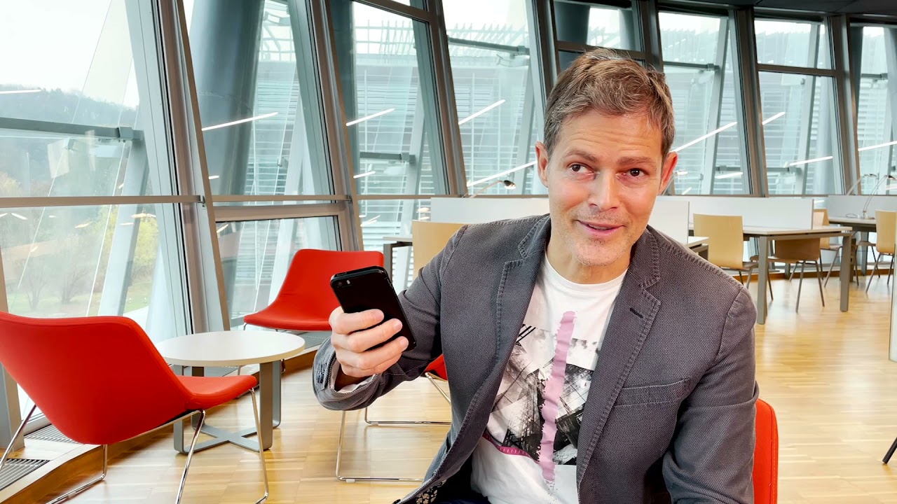 Alen Kobilica pokaže, kako slepi uporabljajo pametni telefon