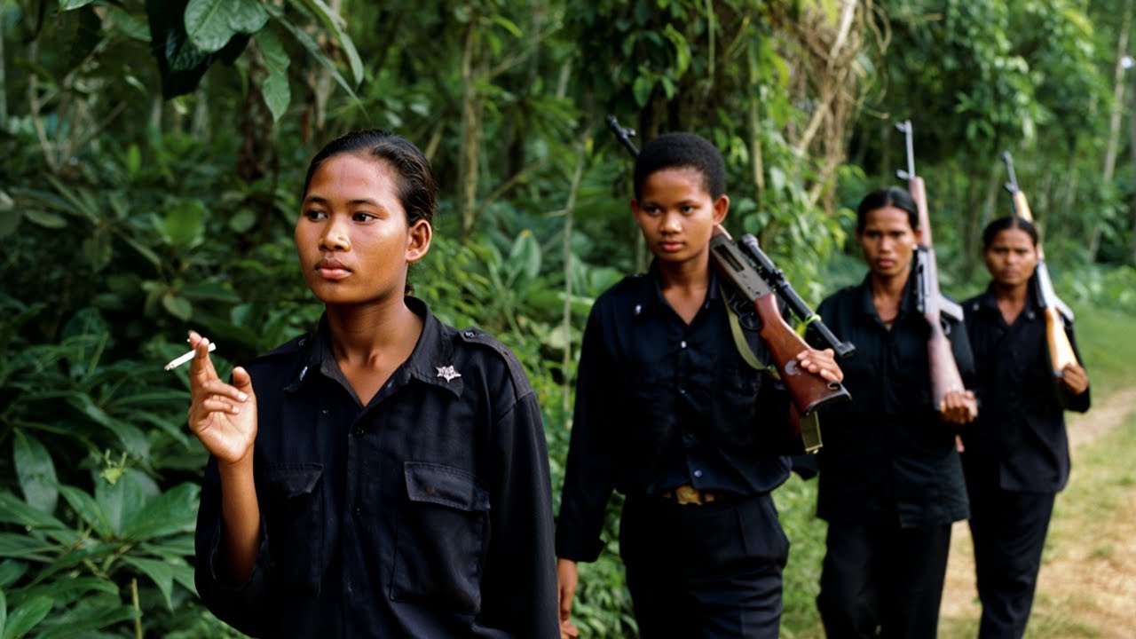 Bắt sống toán POLPOT nữ... mồm ngậm thuốc lá phì phèo !
