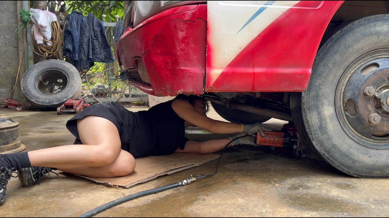 Full video: genius girl fixes excavator after 15 years of use