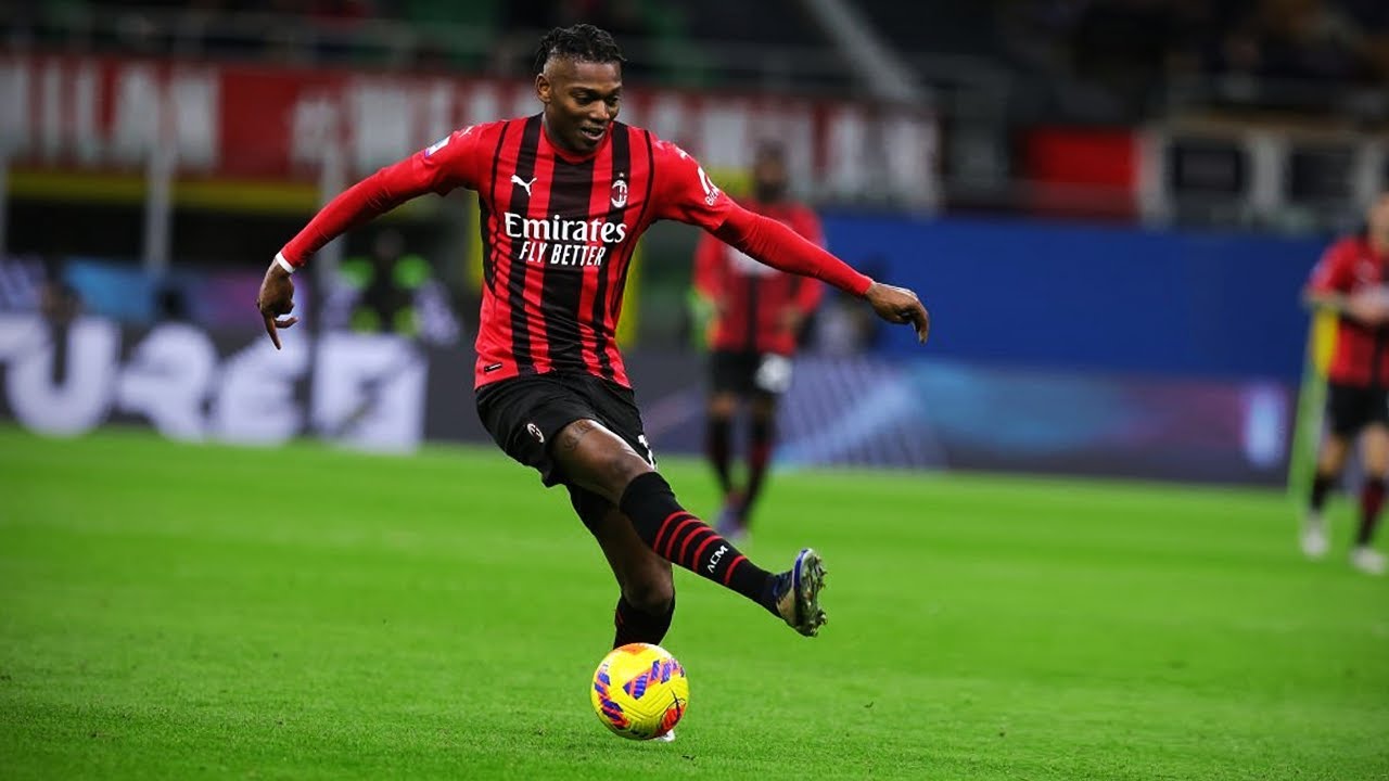 Rafael Leao just dances with defenders!