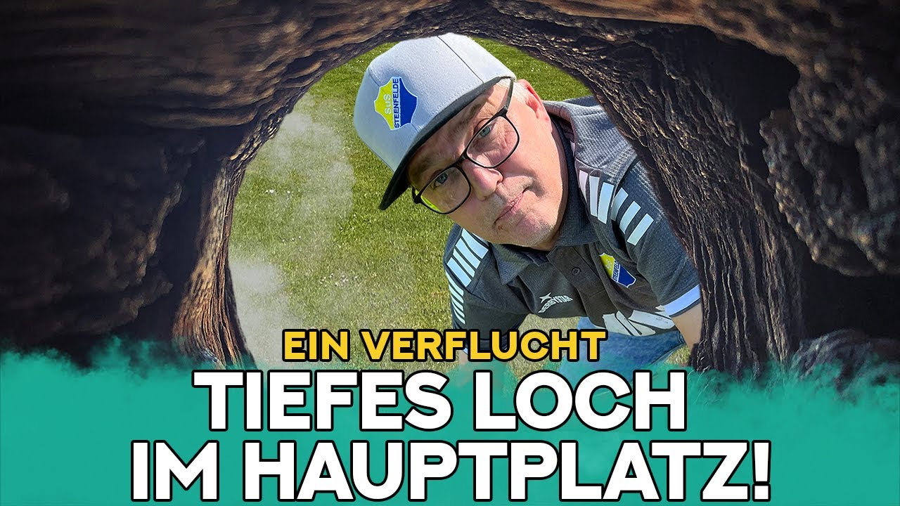 Tiefes Loch auf dem Fußballplatz | Udo & Wilke
