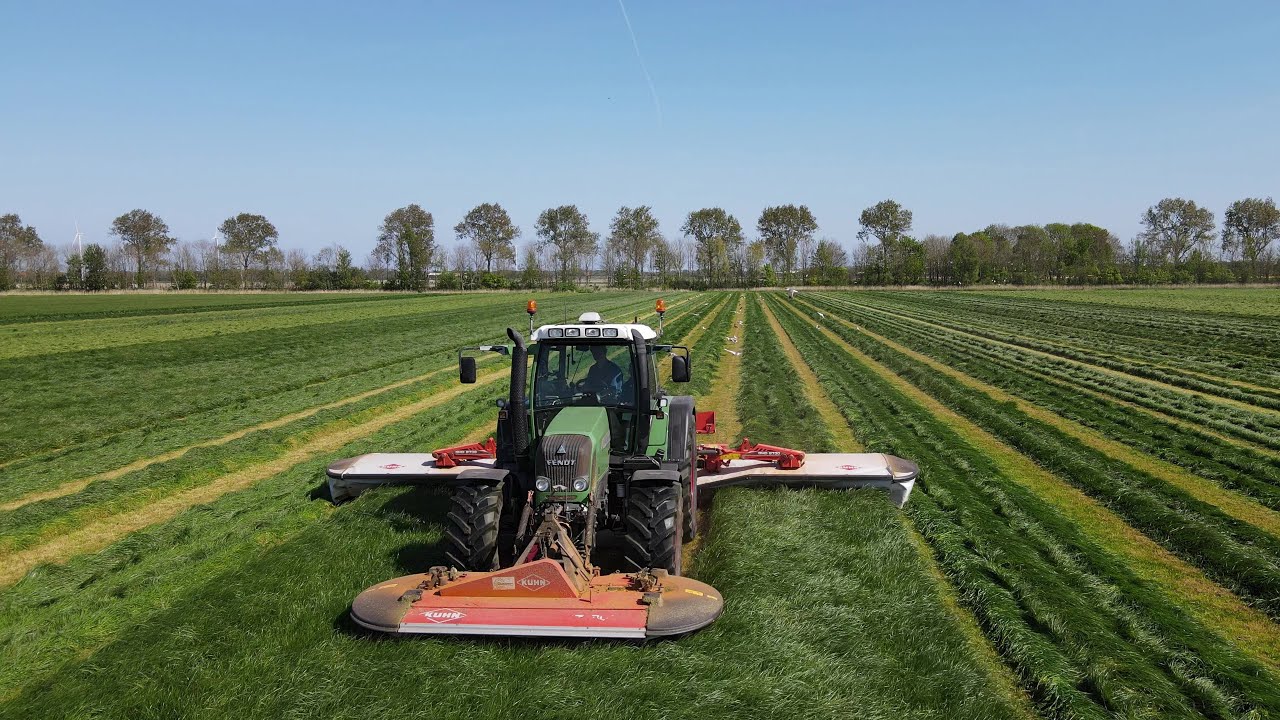 Eerste snee gras maaien, schudden, wiersen, oprapen en inkuilen met Fendt, Renault en 2x New Holland