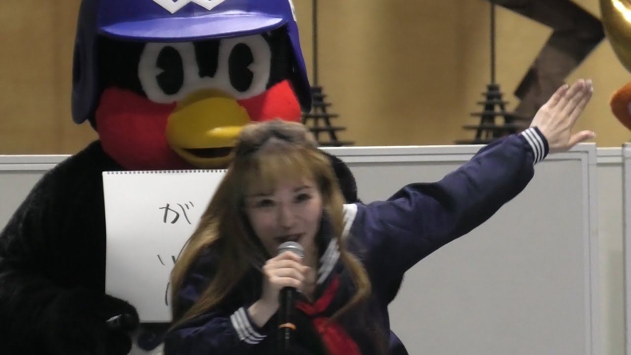 暴露話をしたら危なすぎて、止められてしまうつば九郎（試合前マスコットステージ@京セラドーム大阪）