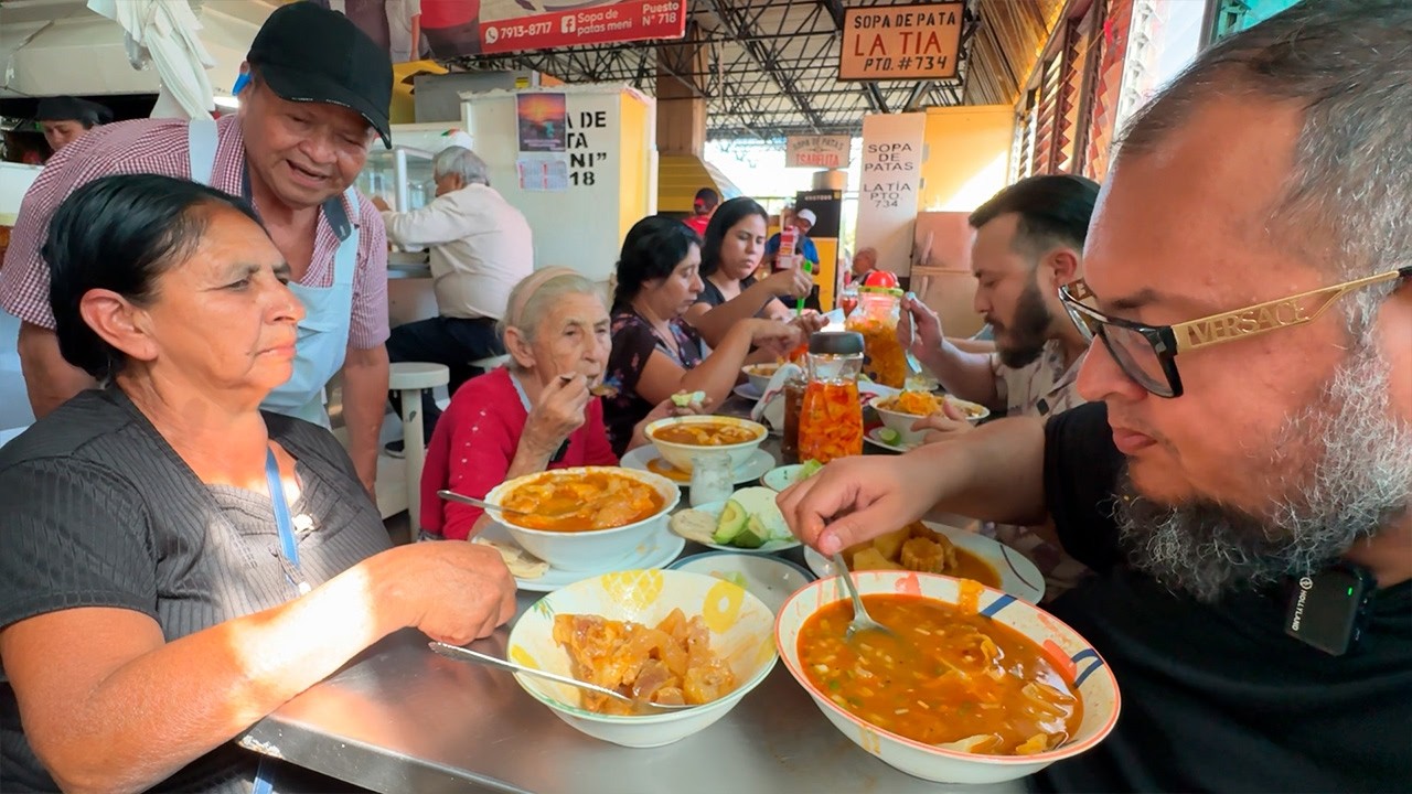 Abuela de 90 años COMIENDO LA SOPA DE PATA salvadoreña 😭🇸🇻