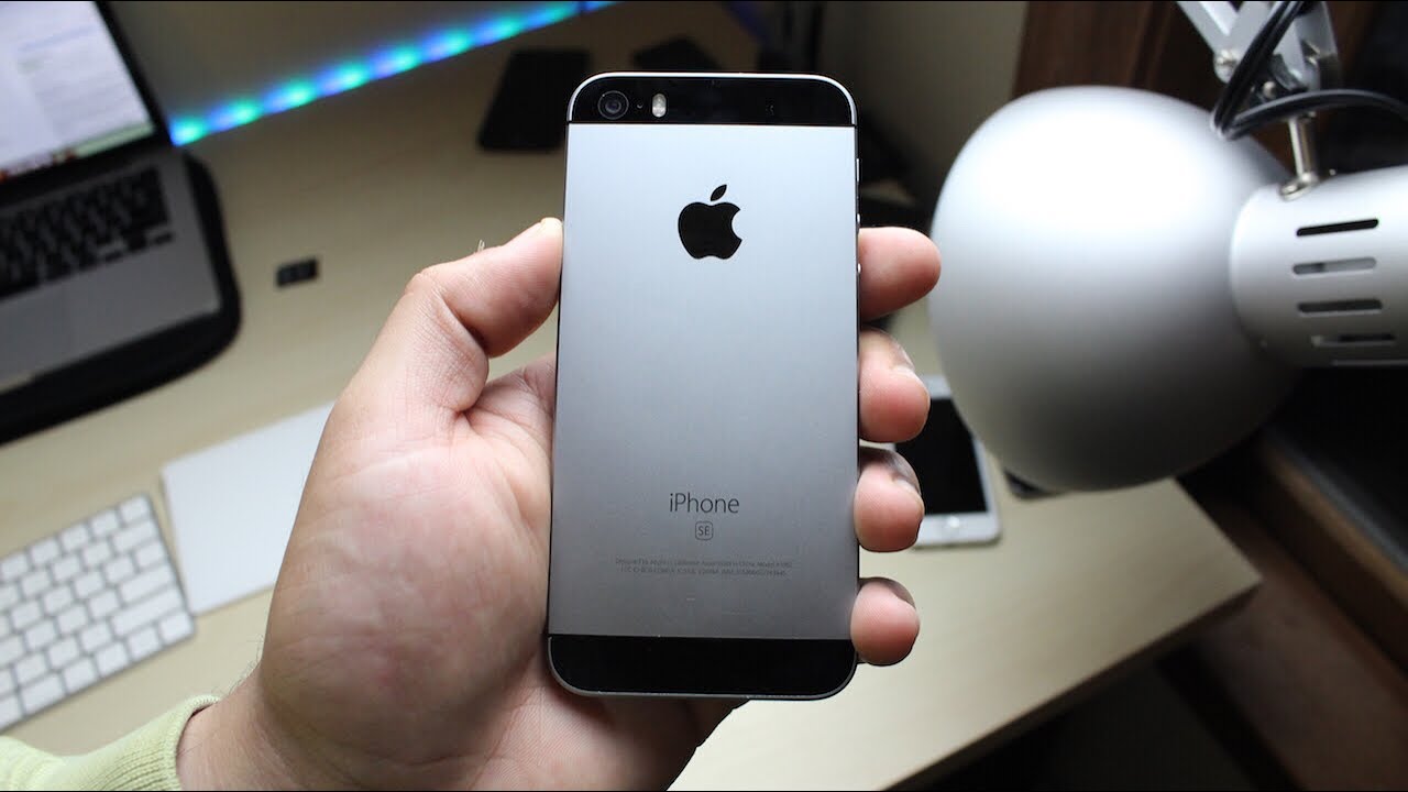 iPhone SE Still Worth It In 2017? (Review)
