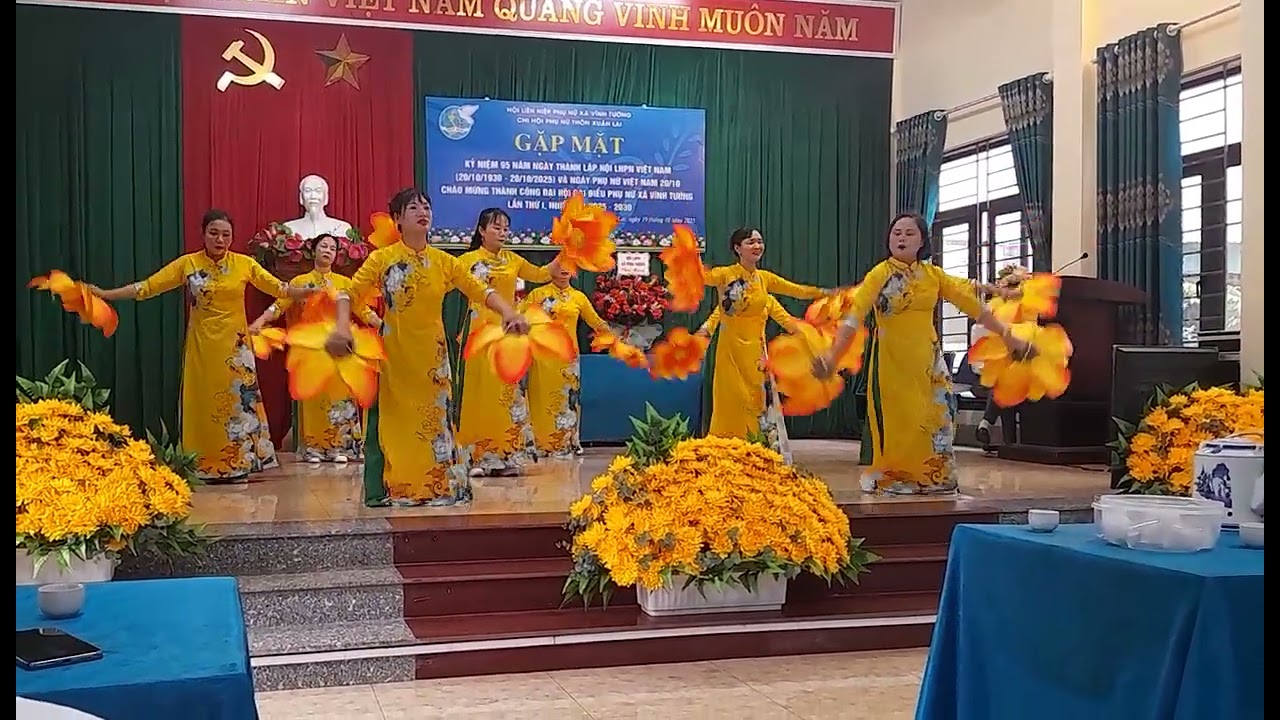 CLB DV thôn Xuân Lai múa Mùa Xuân Trên Quê Hương