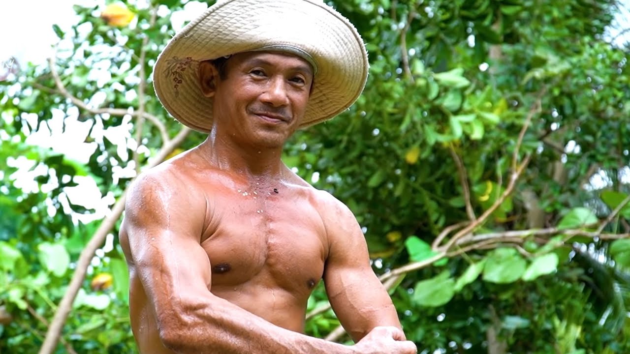 Amazing Skills!! Master of chainsaw cut down a giant tree #vuakhi